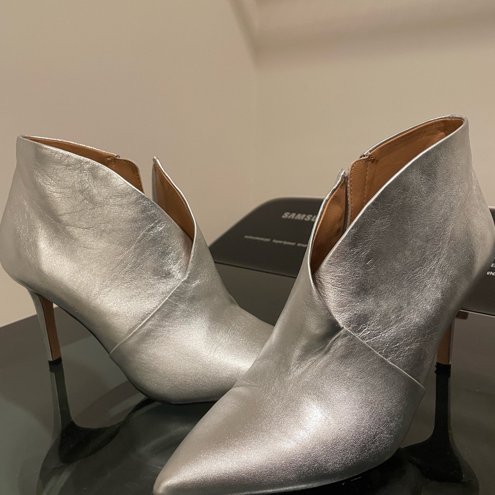 Jessica Simpson Women's Layra Deep V Heeled
Ankle Bootie Silver Size 8.5/39